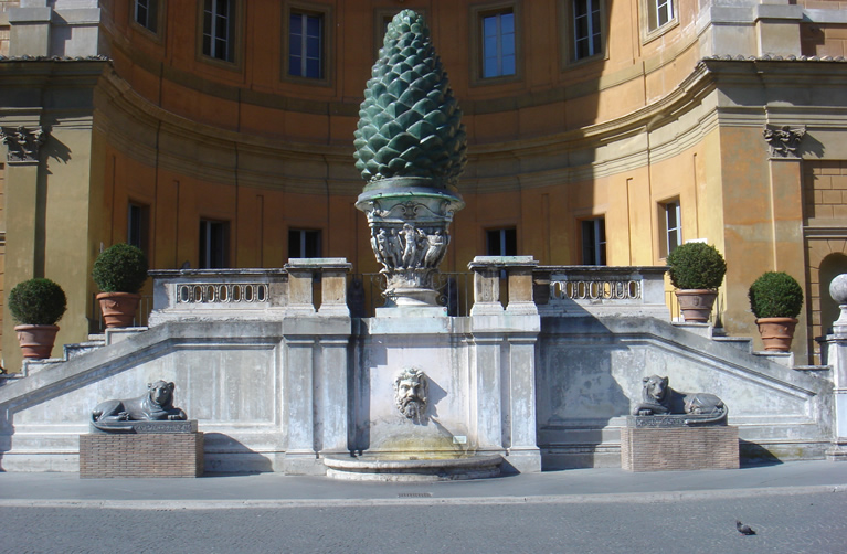 Der Zapfen im Cortile della Pigna in den Vatikanischen Museen in Rom