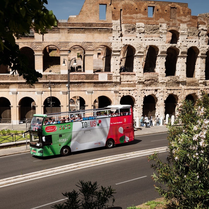 Touristenbus vor dem Kolosseum